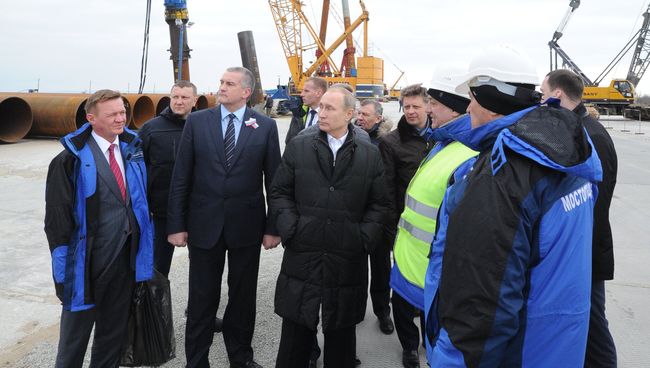 Президент России Владимир Путин (в центре) во время посещения строительной площадки транспортного перехода через Керченский пролив, 18 марта 2016 Президент России Владимир Путин (в центре) во время посещения строительной площадки транспортного перехода через Керченский пролив, 18 марта 2016