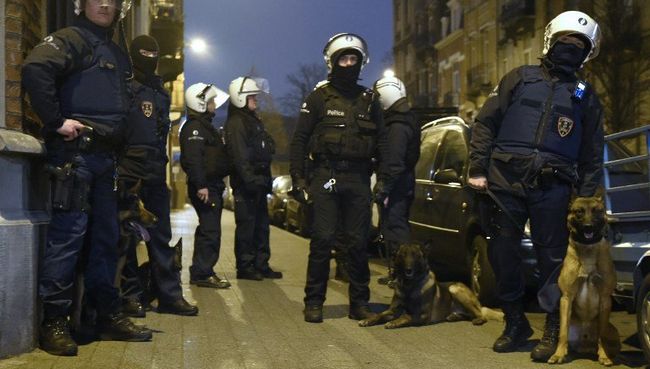 Полиция Бельгии во время спецоперации в брюссельском Моленбеке, 18 марта 2016