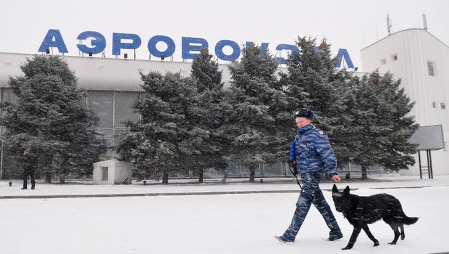 Сотрудник правоохранительных органов с собакой у здания аэропорта Ростова-на-Дону. Архивное фото Сотрудник правоохранительных органов с собакой у здания аэропорта Ростова-на-Дону. Архивное фото