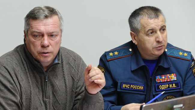 Губернатор Ростовской области Василий Голубев и начальник Южного регионального центра МЧС России Игорь Одер на заседании штаба по расследованию причин авиакатастрофы в аэропорту Ростова-на-Дону