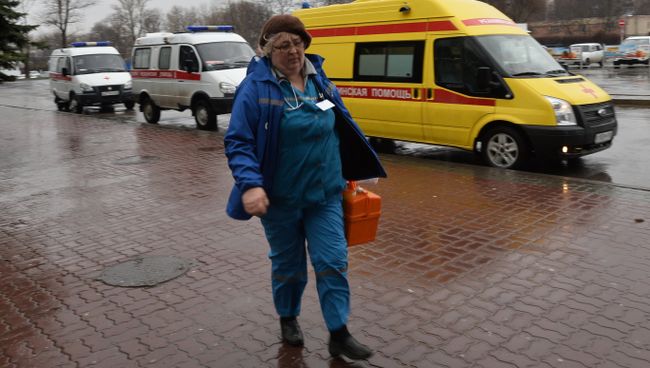 Работник Скорой помощи в аэропорту Ростова-на-Дону, где при посадке разбился пассажирский самолет Boeing-737-800 Работник Скорой помощи в аэропорту Ростова-на-Дону, где при посадке разбился пассажирский самолет Boeing-737-800
