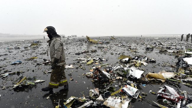 Сотрудники МЧС на месте крушения лайнера Boeing 737-800 в Ростове-на-Дону. Архивное фото Сотрудники МЧС на месте крушения лайнера Boeing 737-800 в Ростове-на-Дону. Архивное фото