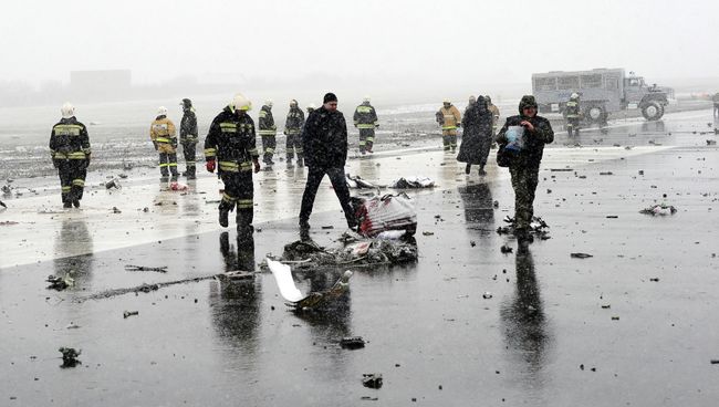 Сотрудники МЧС на месте крушения лайнера Boeing 737-800 в Ростове-на-Дону. Архивное фото Сотрудники МЧС на месте крушения лайнера Boeing 737-800 в Ростове-на-Дону. Архивное фото