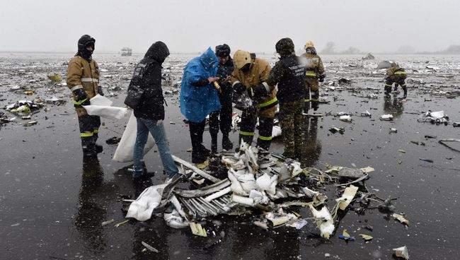 Сотрудники МЧС на месте крушения лайнера Boeing 737-800 в Ростове-на-Дону