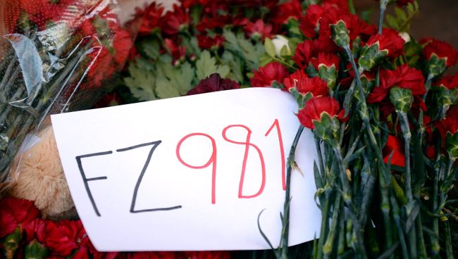 Цветы в память о погибших в авиакатастрофе Boeing-737 в Ростове-на-Дону во время акции памяти у представительства Ростовской области в Москв Цветы в память о погибших в авиакатастрофе Boeing-737 в Ростове-на-Дону во время акции памяти у представительства Ростовской области в Москв