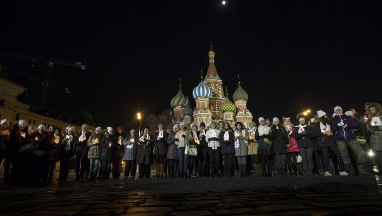 Активисты Всемирного фонда дикой природы (WWF) участвуют в экологической акции Час Земли на Красной площади в Москве Активисты Всемирного фонда дикой природы (WWF) участвуют в экологической акции Час Земли на Красной площади в Москве