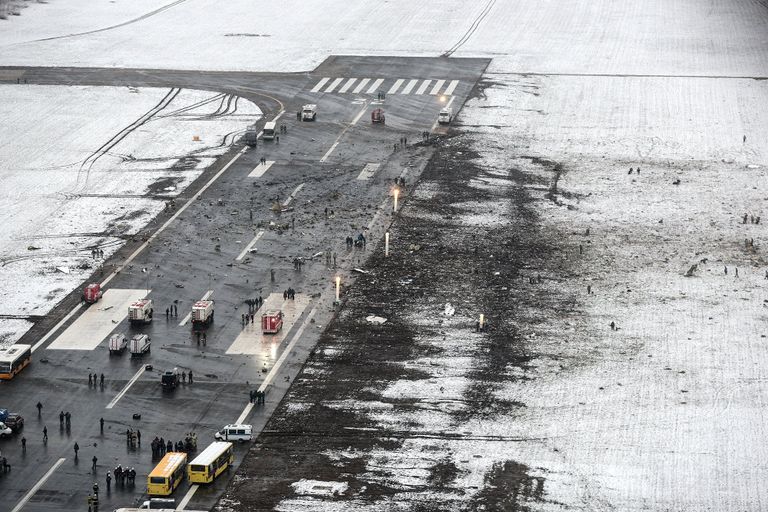 На месте крушения пассажирского самолета Boeing-737-800 в Ростове-на-Дону
