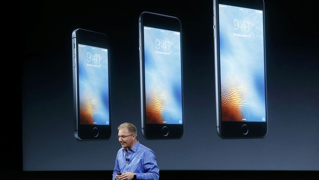 Вице-президент компании Apple Грег Джосвиак во время презентации iPhone SE в Калифорнии. 21 марта 2016 Вице-президент компании Apple Грег Джосвиак во время презентации iPhone SE в Калифорнии. 21 марта 2016