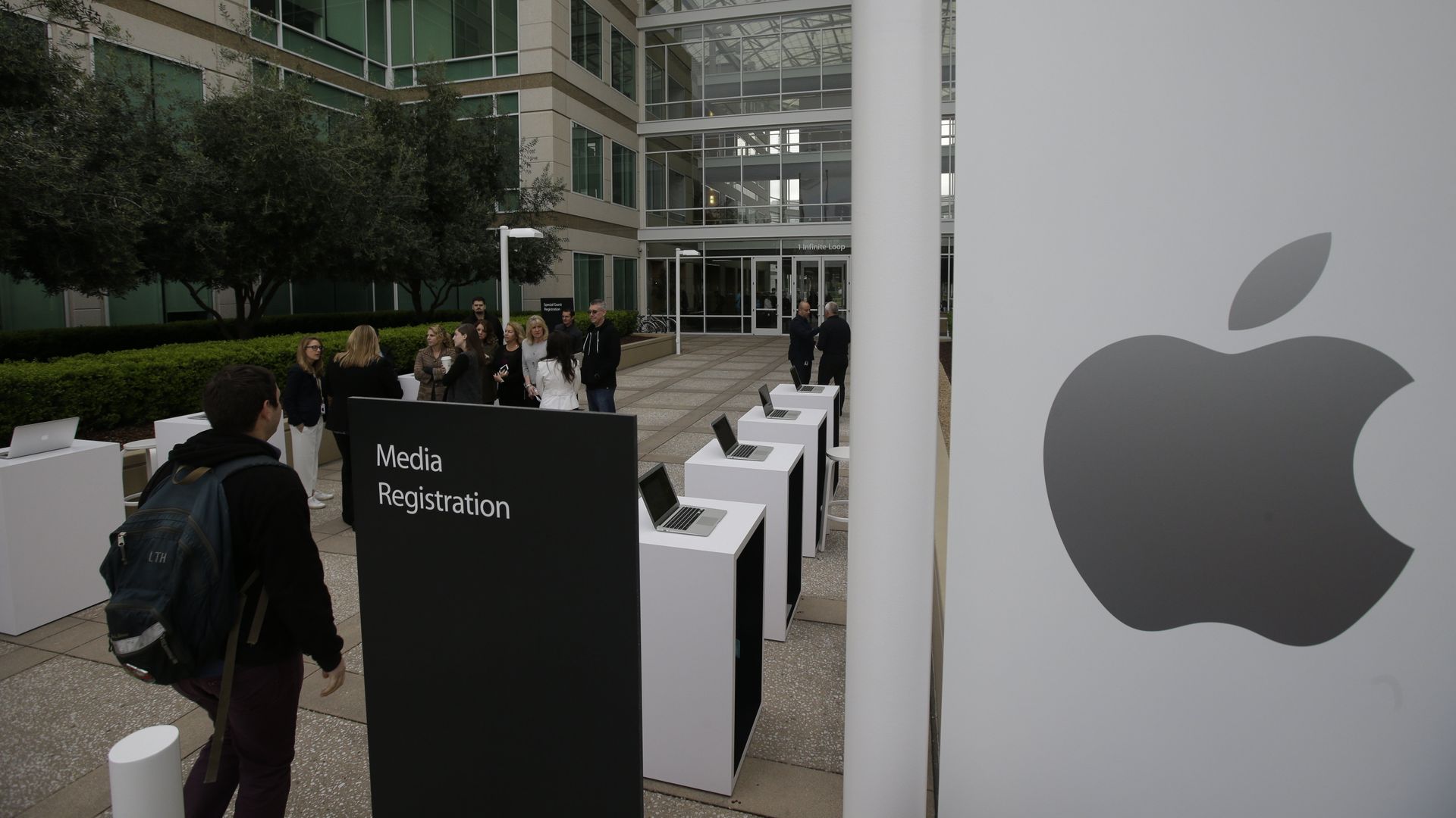 Штаб-квартира компании Apple в Купертино перед началом презентации Штаб-квартира компании Apple в Купертино перед началом презентации - РИА Новости, 1920, 15.02.2021