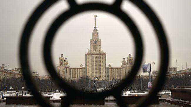 Главное здание Московского государственного университета имени М.В. Ломоносова на Воробьевых горах в Москве Главное здание Московского государственного университета имени М.В. Ломоносова на Воробьевых горах в Москве