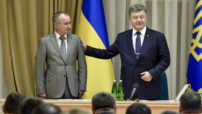 Президент Украины Петр Порошенко (справа) во время представления нового руководителя Службы безопасности Украины Василия Грицака. Архивное фото Президент Украины Петр Порошенко (справа) во время представления нового руководителя Службы безопасности Украины Василия Грицака. Архивное фото