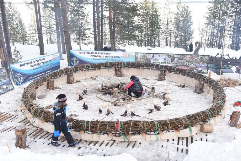 Шаманка Бибигуль плетет самый большой в мире амулет Ловец снов Шаманка Бибигуль плетет самый большой в мире амулет Ловец снов