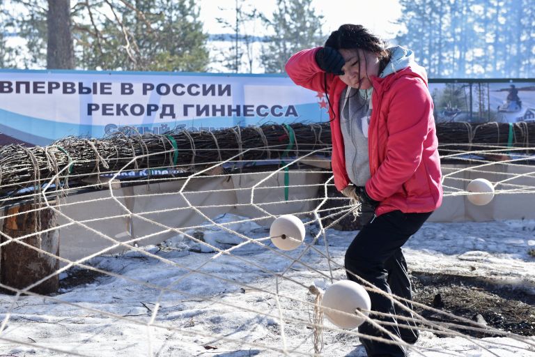Шаманка Бибигуль плетет самый большой в мире амулет Ловец снов Шаманка Бибигуль плетет самый большой в мире амулет Ловец снов