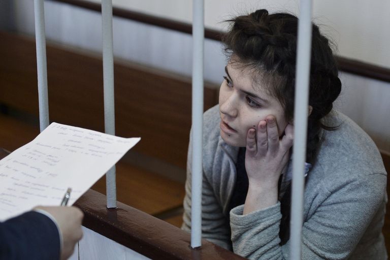 Студентка МГУ Варвара Караулова, обвиняемая в попытке участия в деятельности ИГ, в зале Лефортовского суда Москвы