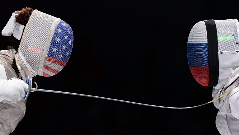 Слева направо: Нзинга Прескод (США) и Аида Шанаева (Россия) в полуфинальном поединке на соревнованиях среди женщин по фехтованию на рапирах на чемпионате мира в Москве Слева направо: Нзинга Прескод (США) и Аида Шанаева (Россия) в полуфинальном поединке на соревнованиях среди женщин по фехтованию на рапирах на чемпионате мира в Москве