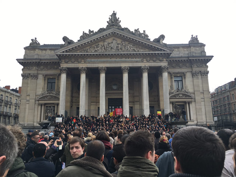 Минута молчания на площади Биржи в Брюсселе Минута молчания на площади Биржи в Брюсселе