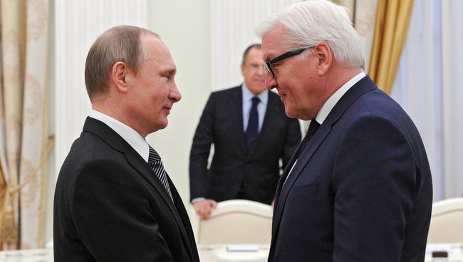 23 марта 2016. Президент России Владимир Путин и министр иностранных дел Германии Франк-Вальтер Штайнмайер во время встречи в Кремле. Архивное фото 23 марта 2016. Президент России Владимир Путин и министр иностранных дел Германии Франк-Вальтер Штайнмайер во время встречи в Кремле. Архивное фото