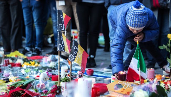 Участники траурного митинга в память о погибших в Брюсселе. Архивное фото Участники траурного митинга в память о погибших в Брюсселе. Архивное фото