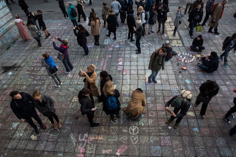 Участники траурного митинга в память о погибших в Брюсселе Участники траурного митинга в память о погибших в Брюсселе