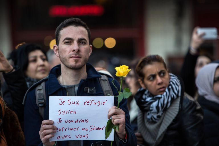 Участник траурного митинга в память о погибших в результате взрывов в аэропорту Завентем и в районе станции метро Мальбек в Брюсселе Участник траурного митинга в память о погибших в результате взрывов в аэропорту Завентем и в районе станции метро Мальбек в Брюсселе