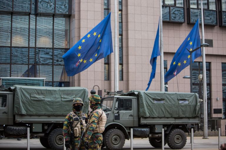 Военнослужащие у штаб-квартиры Европейской комиссии в Брюсселе Военнослужащие у штаб-квартиры Европейской комиссии в Брюсселе