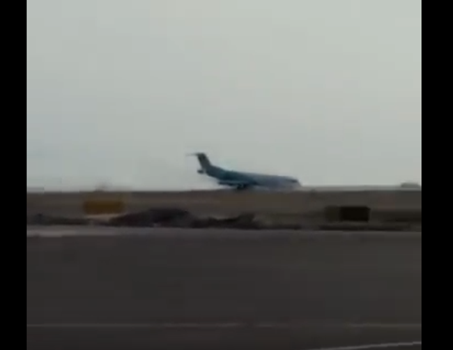 Очевидцы сняли видео приземления в Астане самолета без переднего шасси. Архивное фото Очевидцы сняли видео приземления в Астане самолета без переднего шасси. Архивное фото