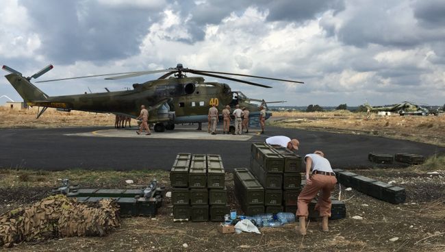 Технический персонал у российского ударного вертолета МИ-24 на аэродроме Хмеймим. Архивное фото