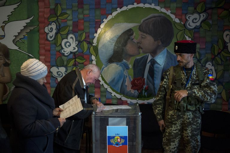 Жители Луганской области голосуют на досрочных выборах главы ЛНР и депутатов Народного Совета ЛНР в поселке Володарск Жители Луганской области голосуют на досрочных выборах главы ЛНР и депутатов Народного Совета ЛНР в поселке Володарск
