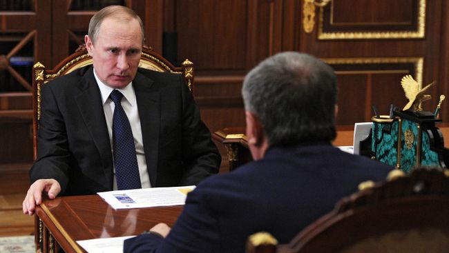 Рабочая встреча президента РФ В. Путина с главой компании Роснефть И. Сечиным. Архивное фото Рабочая встреча президента РФ В. Путина с главой компании Роснефть И. Сечиным. Архивное фото