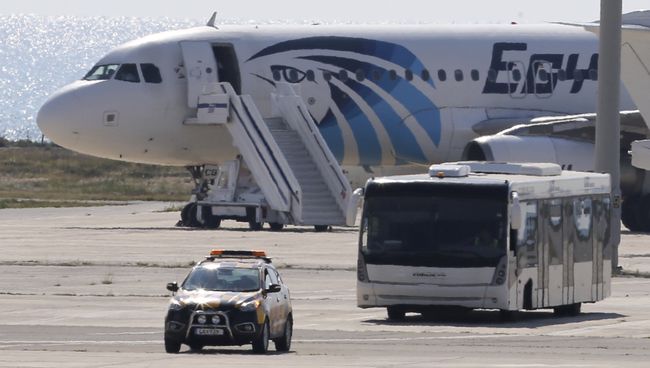 Самолет A320 компании EgyptAir в аэропорту Ларнаки, Кипр