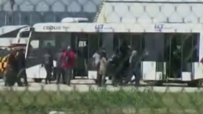 Видео выхода пассажиров из захваченного самолета Видео выхода пассажиров из захваченного самолета
