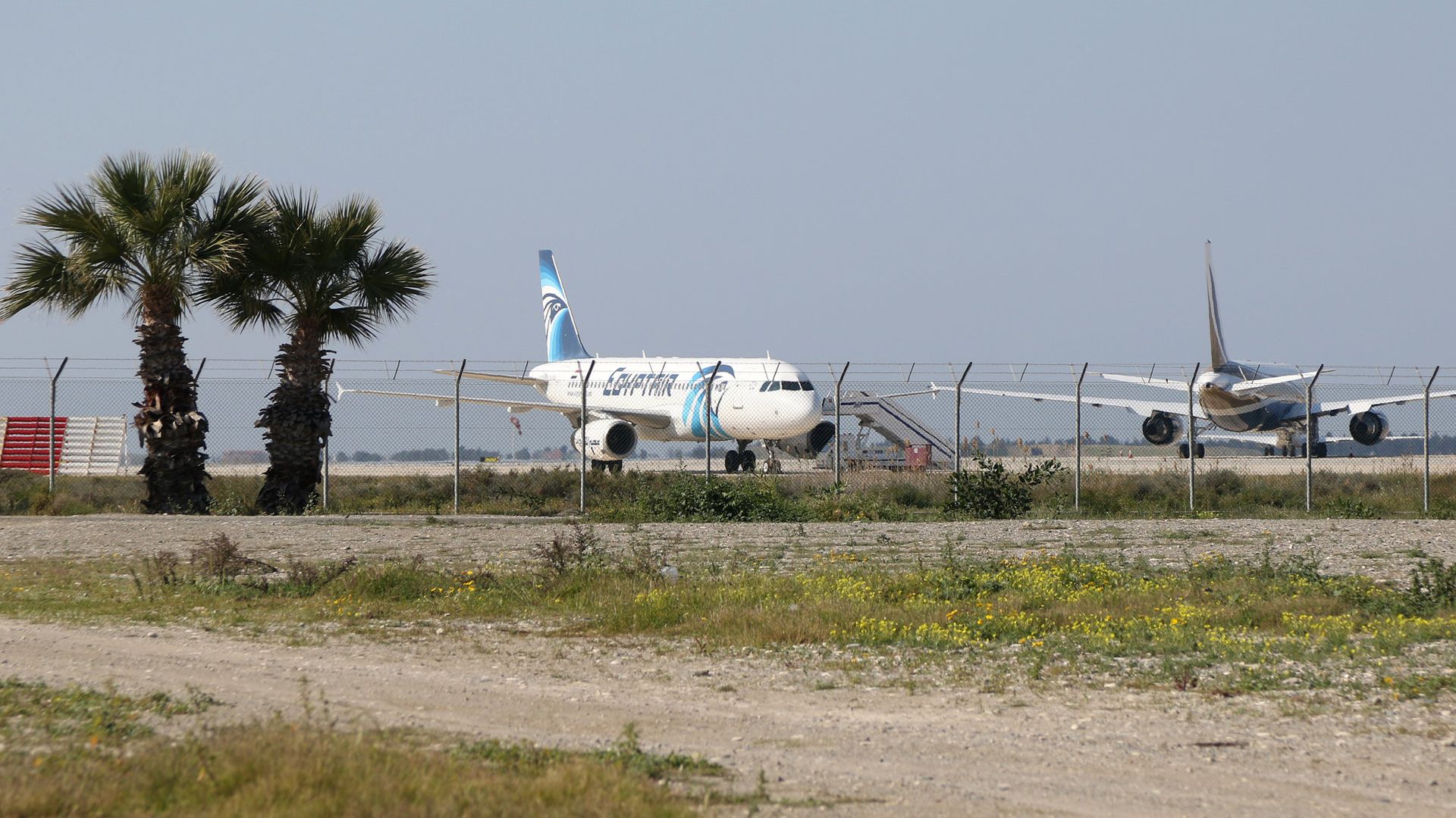 Самолет A320 компании EgyptAir в аэропорту Ларнаки, Кипр Самолет A320 компании EgyptAir в аэропорту Ларнаки, Кипр - РИА Новости, 1920, 17.03.2022