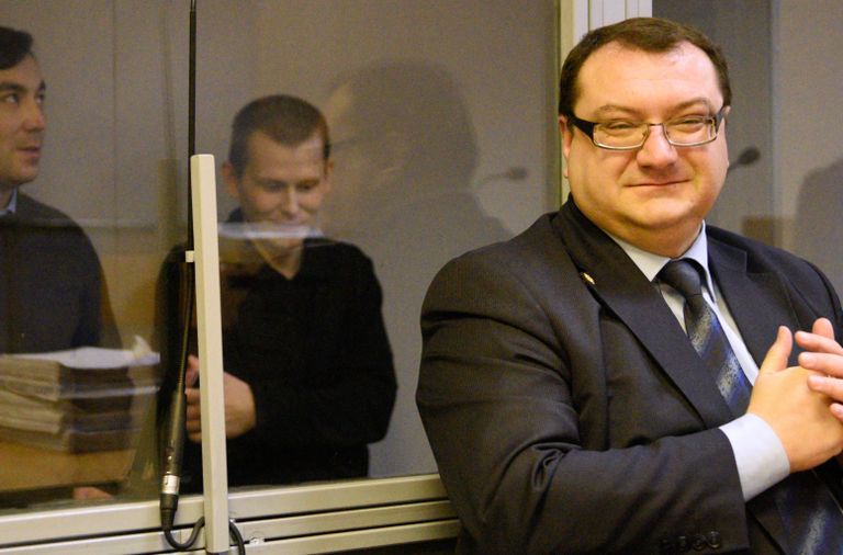 Граждане России Евгений Ерофеев и Александр Александров, обвиняемые в ряде военных преступлений на Украине, и адвокат Юрий Грабовский Граждане России Евгений Ерофеев и Александр Александров, обвиняемые в ряде военных преступлений на Украине, и адвокат Юрий Грабовский