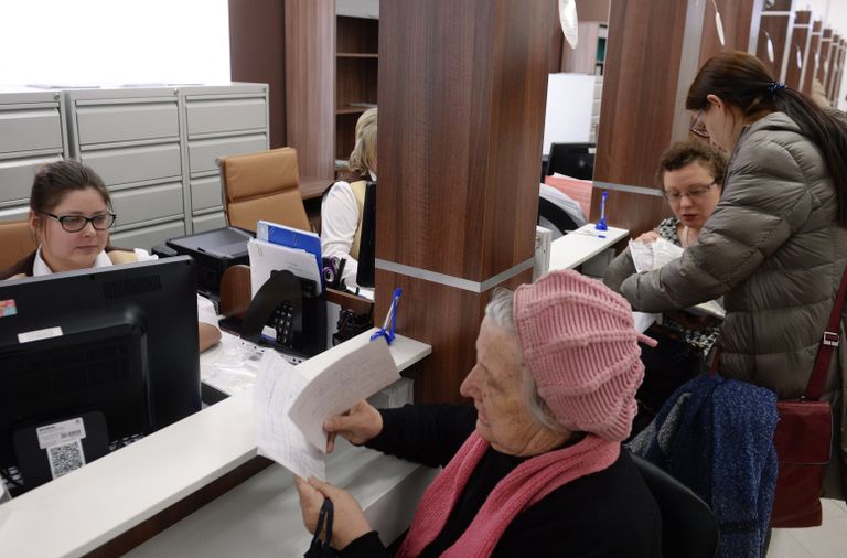Сотрудники и посетители центра государственных услуг в Москве Сотрудники и посетители центра государственных услуг в Москве