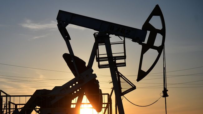 Нефтяные станки-качалки. Архивное фото Нефтяные станки-качалки. Архивное фото