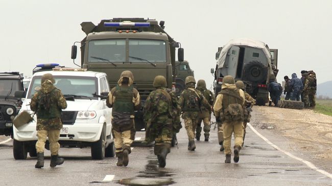 Сотрудники правоохранительных органов на месте подрыва колоны с красноярскими полицейскими на федеральной трассе Кавказ под Махачкалой Сотрудники правоохранительных органов на месте подрыва колоны с красноярскими полицейскими на федеральной трассе Кавказ под Махачкалой
