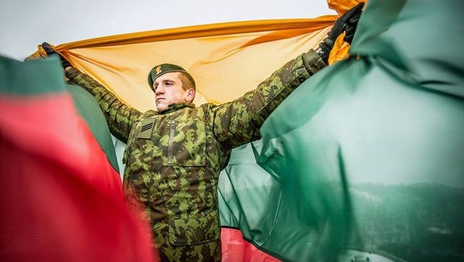 Солдат с флагом Литвы Солдат с флагом Литвы