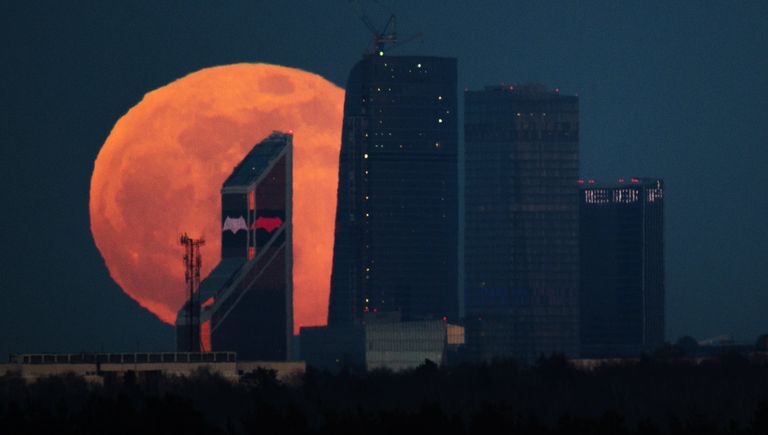 Полнолуние над Московским международным деловым центром Москва-Сити Полнолуние над Московским международным деловым центром Москва-Сити