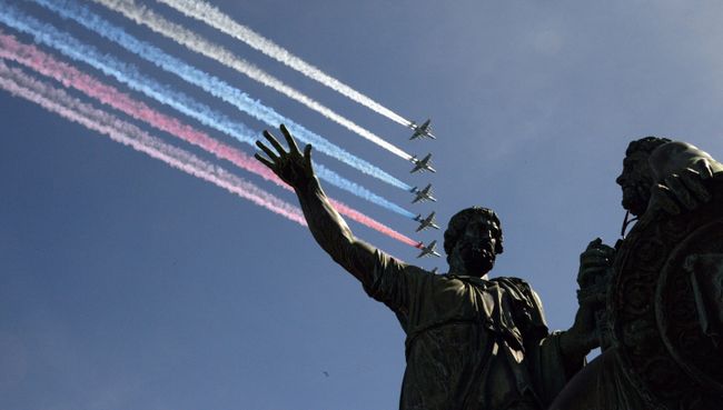 Штурмовики Су-25 над Красной площадью в Москве. Архивное фото Штурмовики Су-25 над Красной площадью в Москве. Архивное фото
