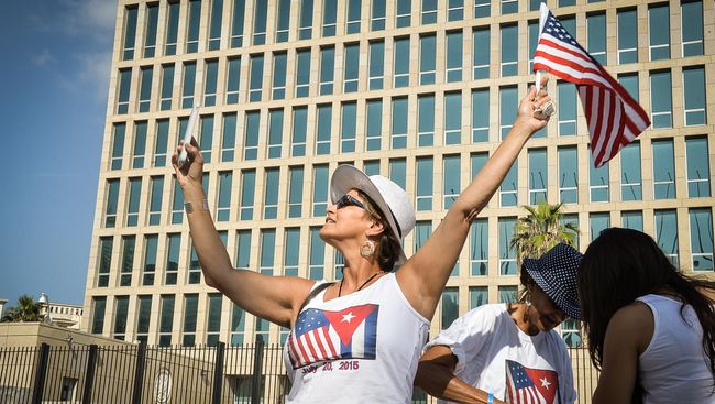 Туристы возле посольства США в Гаване, Куба. Архивное фото Туристы возле посольства США в Гаване, Куба. Архивное фото