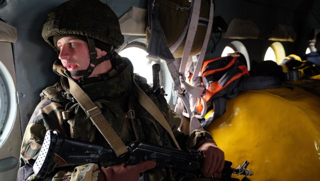 Военнослужащий на учениях. Архивное фото Военнослужащий на учениях. Архивное фото