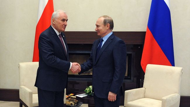 Встреча президента РФ В. Путина с президентом Южной Осетии Л. Тибиловым. Архивное фото Встреча президента РФ В. Путина с президентом Южной Осетии Л. Тибиловым. Архивное фото