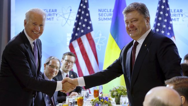 Президент Украины Петр Порошенко и вице-президент США Джозеф Байден на встрече в рамках саммита по ядерной безопасности в Вашингтоне Президент Украины Петр Порошенко и вице-президент США Джозеф Байден на встрече в рамках саммита по ядерной безопасности в Вашингтоне