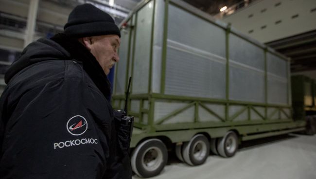 Доставка спутника Михайло Ломоносов на космодром Восточный. Архивное фото