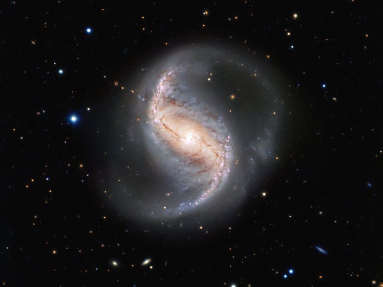 Спиральная галактика NGC 986 в созвездии Печь Спиральная галактика NGC 986 в созвездии Печь