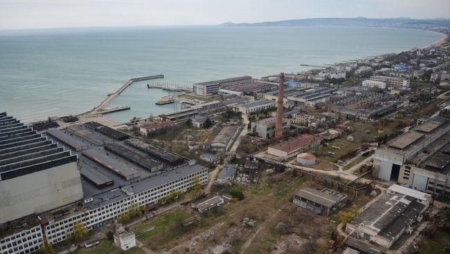 Вид на судостроительный завод Море в Феодосии. Архивное фото