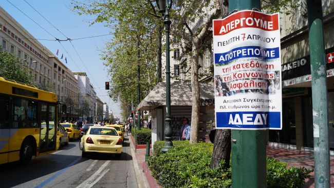 Плакат о забастовке в Афинах. Архивное фото Плакат о забастовке в Афинах. Архивное фото
