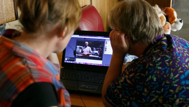 Люди смотрят в интернете сюжет новостей Люди смотрят в интернете сюжет новостей