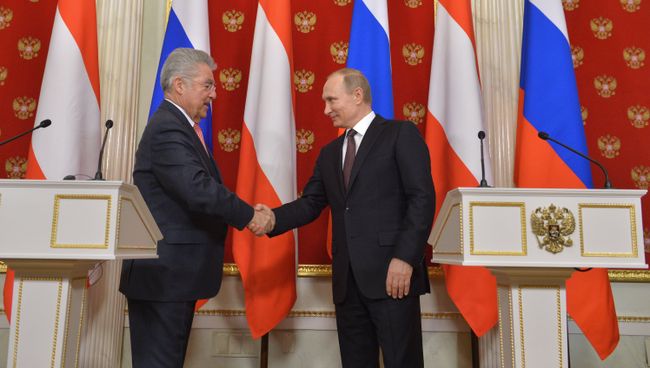 Президент Австрии Хайнц Фишер и президент России Владимир Путин . Архивное фото