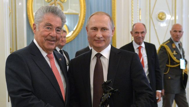 Президент России Владимир Путин и президент Австрии Хайнц Фишер после пресс-конференции по итогам встречи в Кремле Президент России Владимир Путин и президент Австрии Хайнц Фишер после пресс-конференции по итогам встречи в Кремле